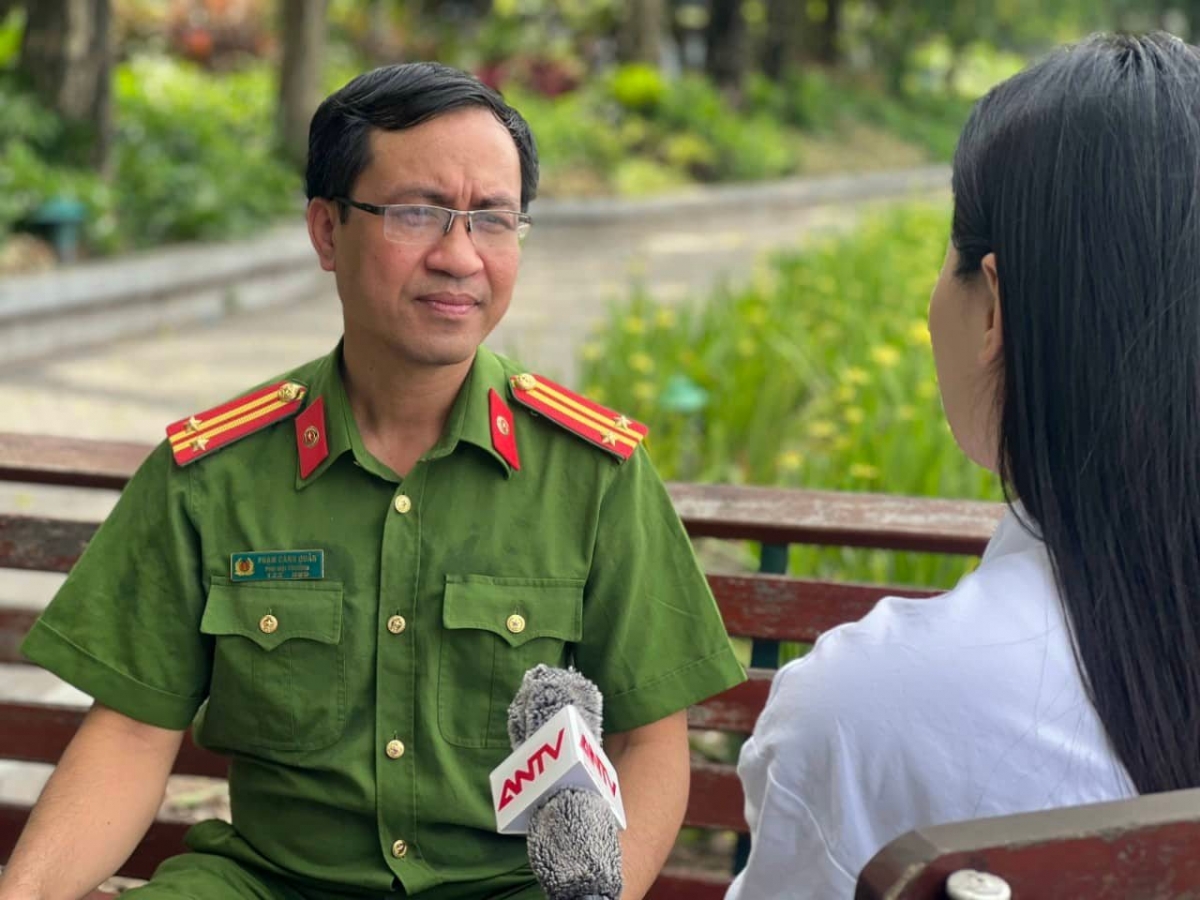Trung tá Phạm Quân trả lời phóng viên báo chí (Ảnh KT)