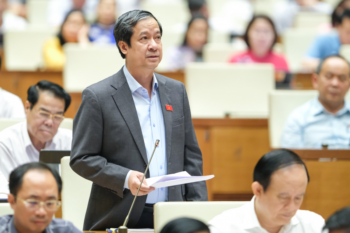 Bộ trưởng Bộ GD&amp;ĐT Nguyễn Kim Sơn giải trình về giá sách giáo khoa và tăng học phí tại Kỳ họp thứ 3 - Quốc hội khóa XV chiều 1/6/2022     
​​​​​Ảnh: quochoi.vn