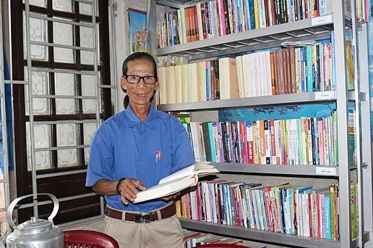 Ông Trương Hào bên tủ sách cộng đồng