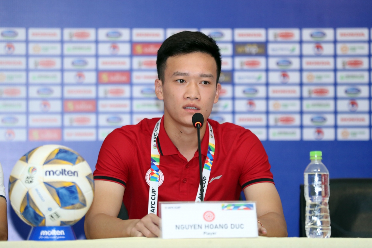 Tiền vệ Nguyễn Hoàng Đức tại cuộc họp báo trước trận gặp đối thủ Hougang United