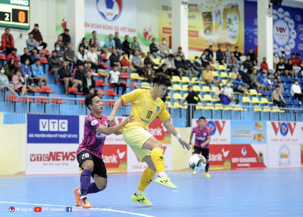Sahako FC (vàng) gia cố ngồi bảng với 3 điểm giành được trước Tân Hiệp Hưng.