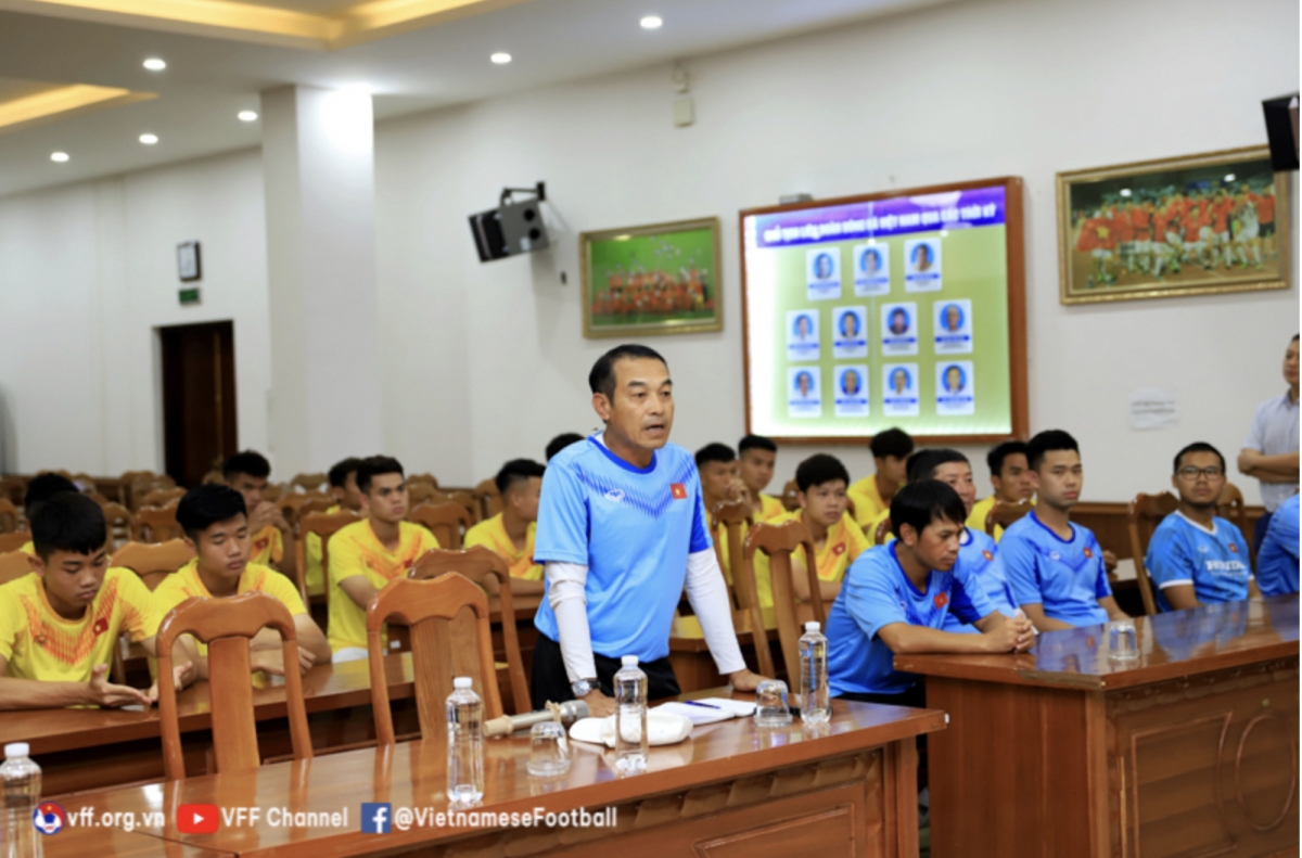 HLV trưởng Đinh Thế Nam báo cáo về công tác chuyên môn của ĐT U19 Việt Nam sau hơn 3 tuần tập trung tập luyện.