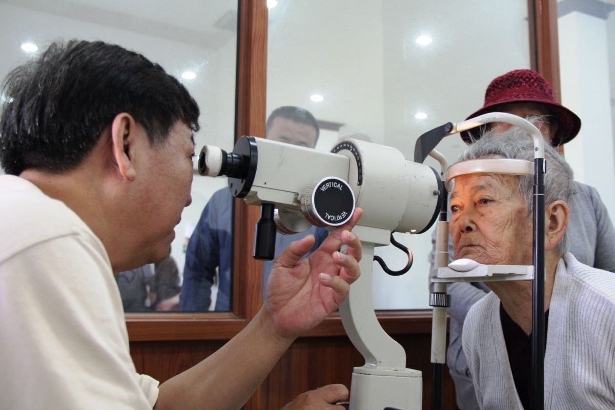 Bước sang tuổi 40, mắt của người lớn tuổi thường có dấu hiệu bắt đầu lão hóa