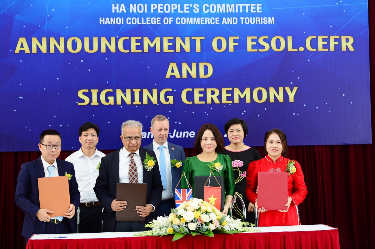 Lê ký kết chương trình tiếng Anh Esol.CEFR của Tổ chức giáo dục Anh Quốc Nisai với Trường Cao đẳng Thương mại và Du Lịch Hà Nội và một số trường đại học, cao đẳng, đơn vị giáo dục tại Việt Nam