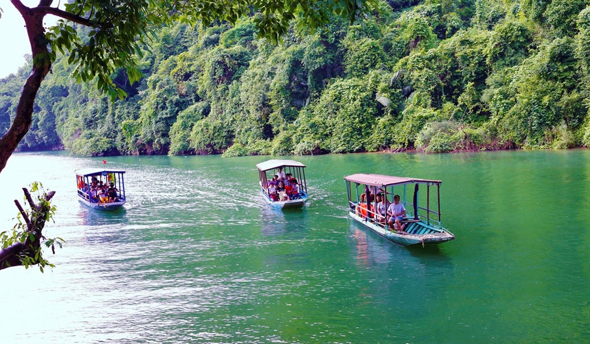 Du khách đi thuyền dạo chơi trên hồ Ba Bể