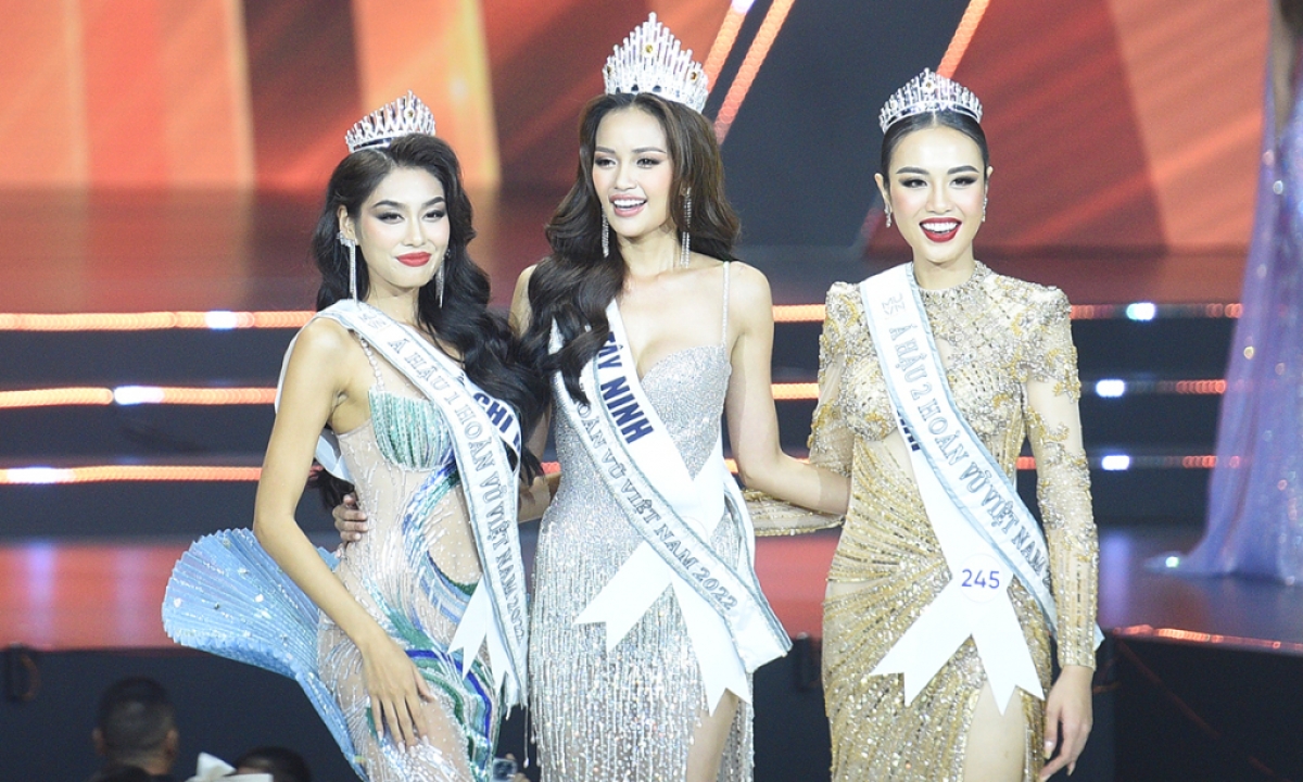 Top 3 Hoa hậu Hoàn vũ Việt Nam 2022 - Á hậu 1 Lê Thảo Nhi, Hoa hậu Nguyễn Thị Ngọc Châu và Á hậu 2 Huỳnh Phạm Thủy Tiên (từ trái sang)