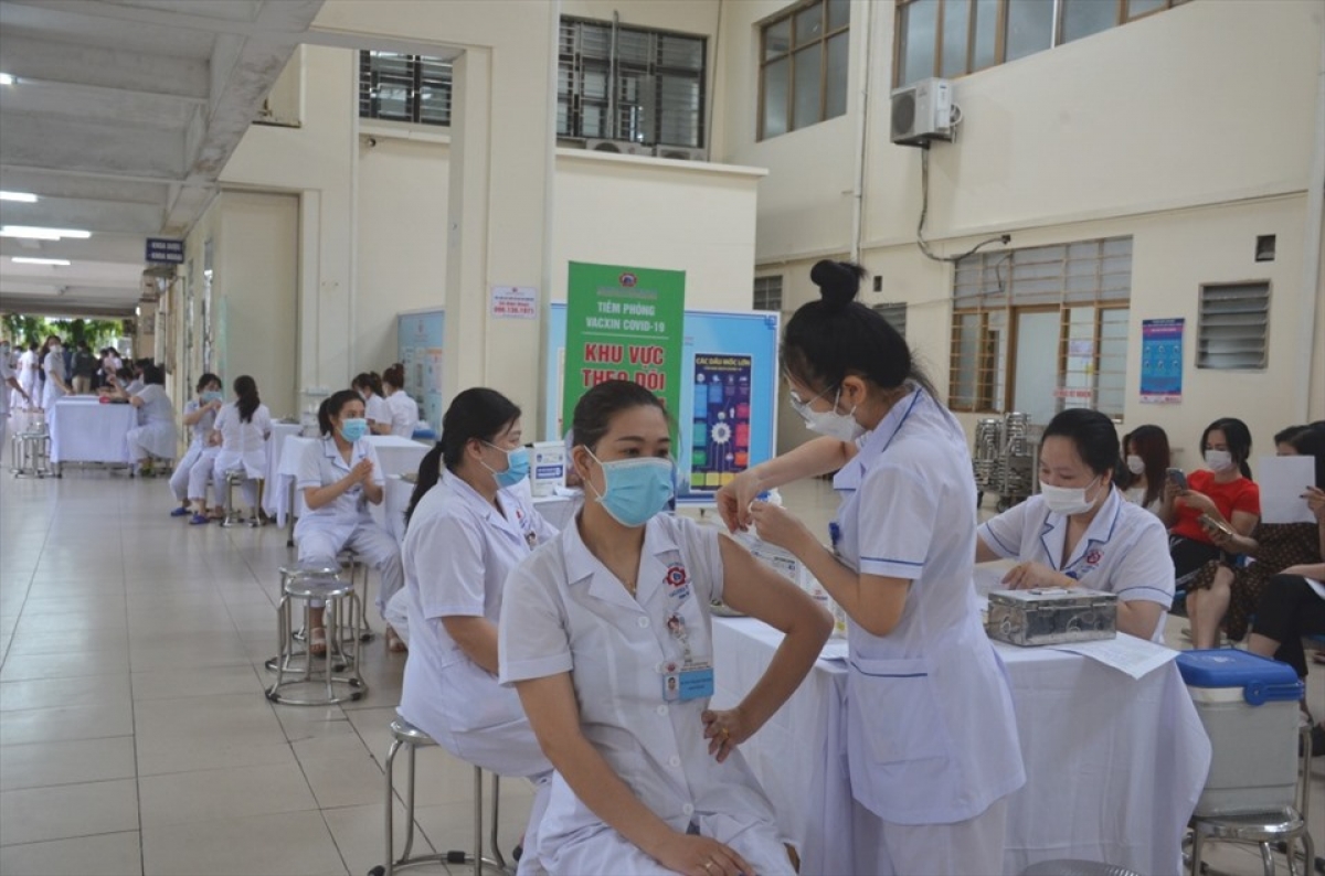 Cán bộ, nhân viên của Bệnh viện Đa khoa tỉnh Quảng Ninh được tiêm vaccine phòng Covid-19 mũi 4 trong sáng 7/6/2022. Ảnh: Nguyễn Hoa