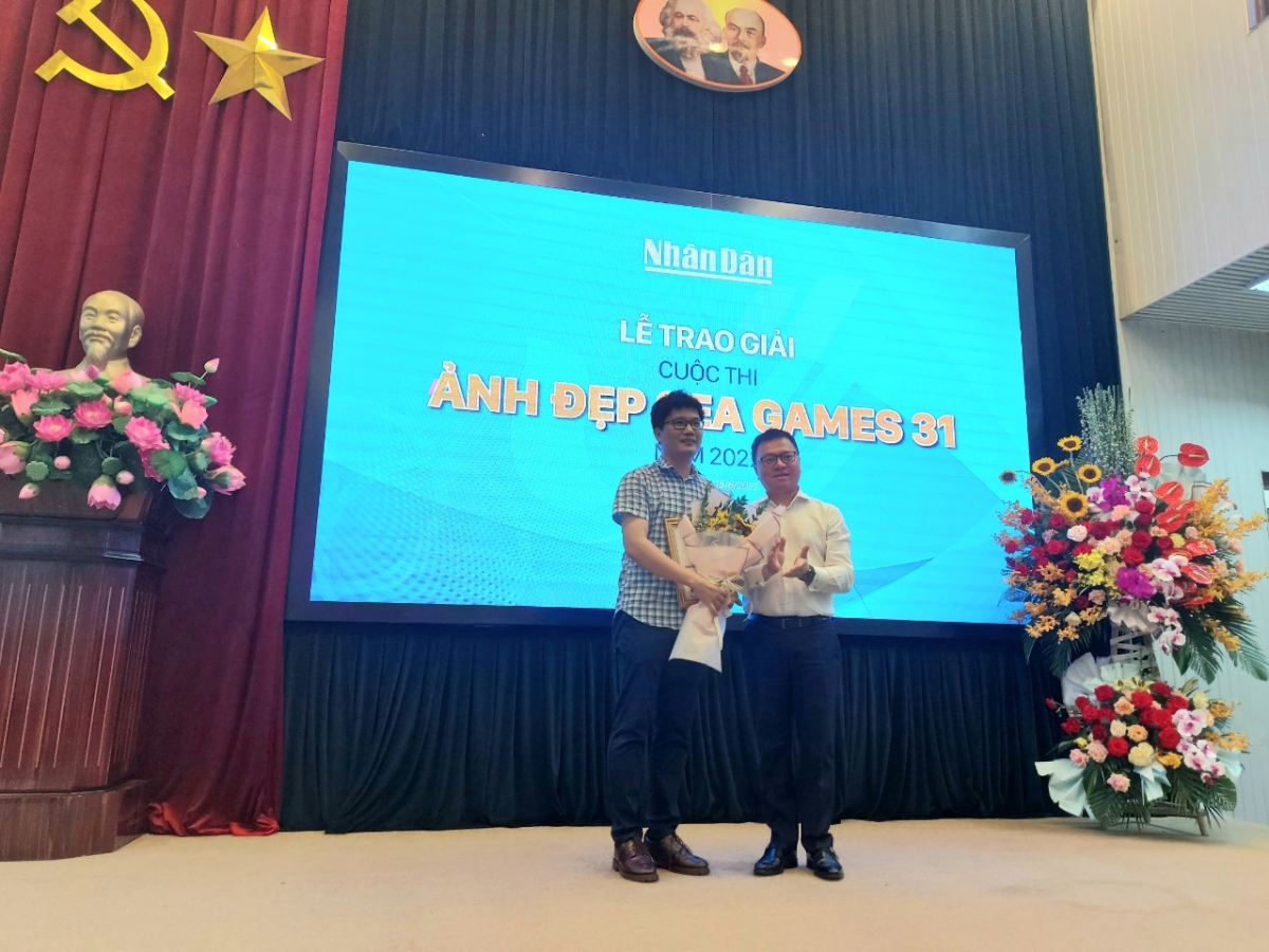 Đồng chí Lê Quốc Minh - TBT báo Nhân Dân trao giải Nhất cuộc thi
 