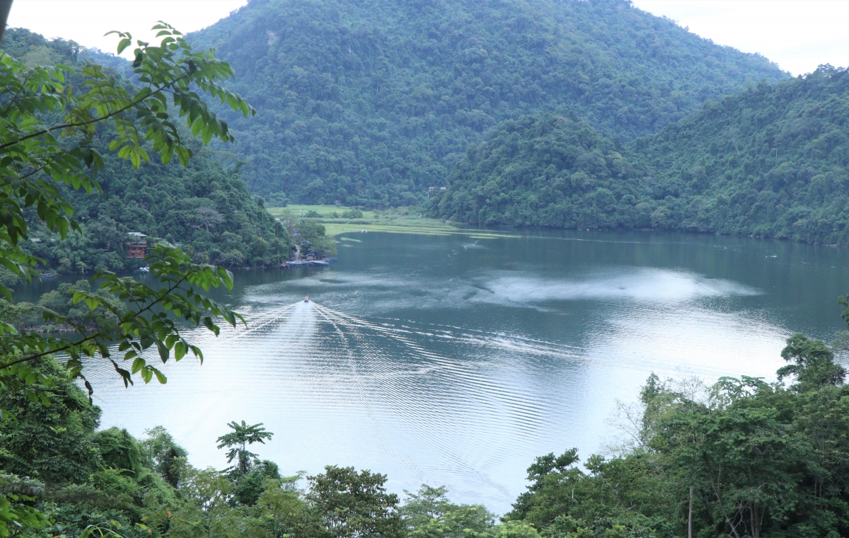 Hồ Ba Bể đẹp lung linh giữa núi rừng