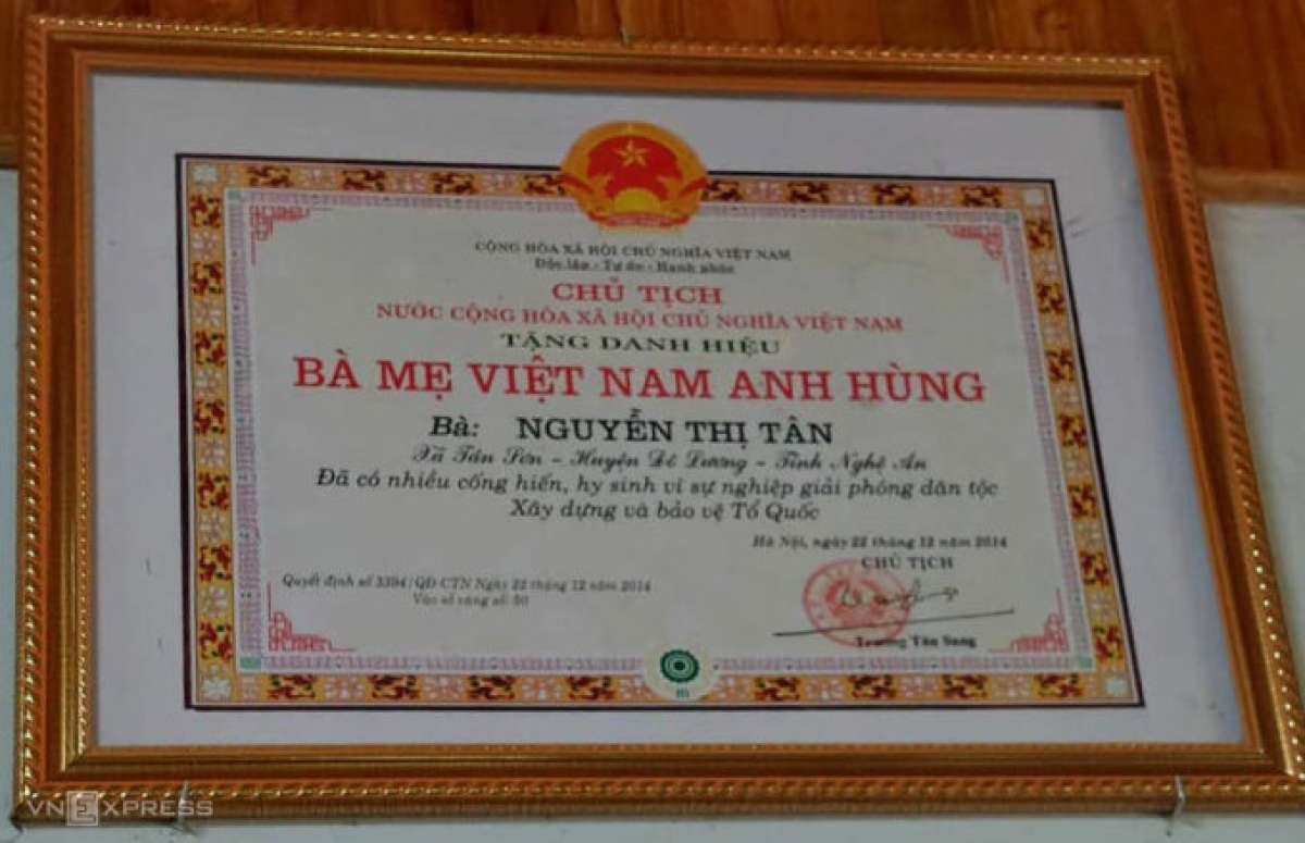 Mẹ Tân được Chủ tịch nước phong tặng Mẹ Việt Nam Anh hùng vào năm 2014