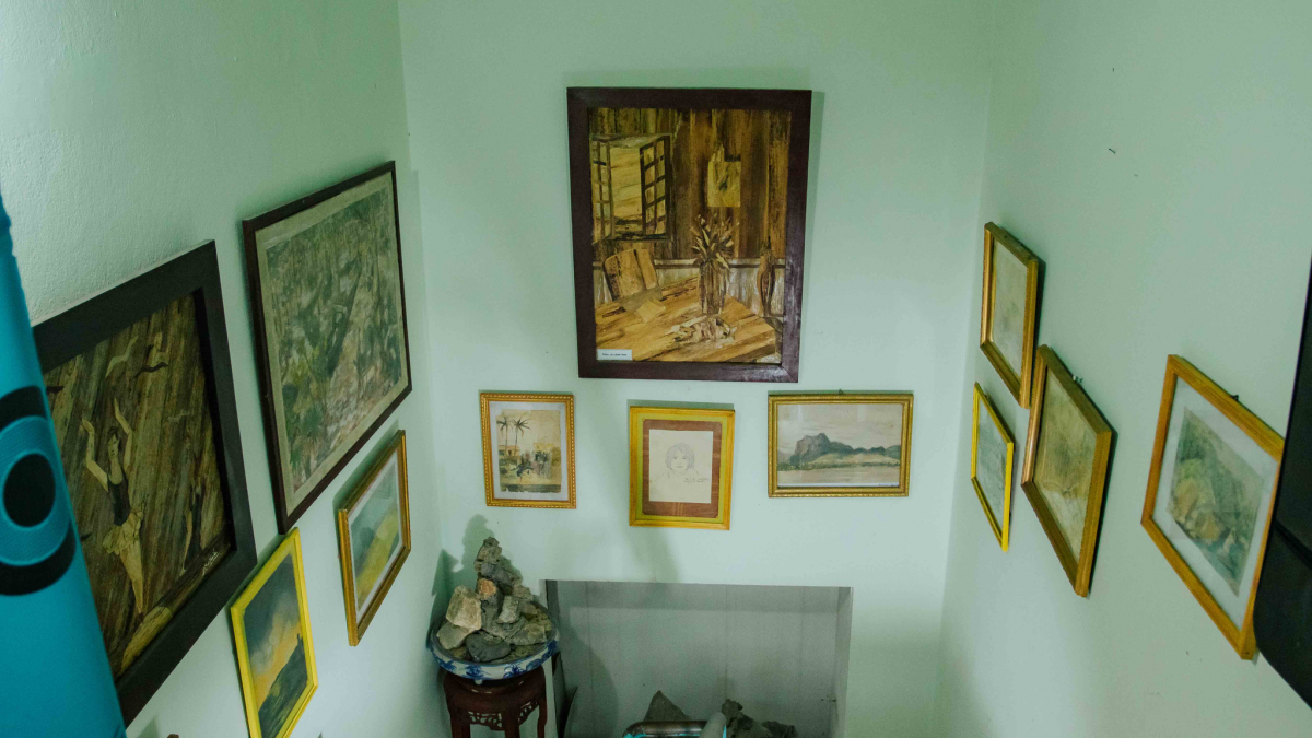 Căn phòng treo đầy tranh của họa sĩ Văn Đắc