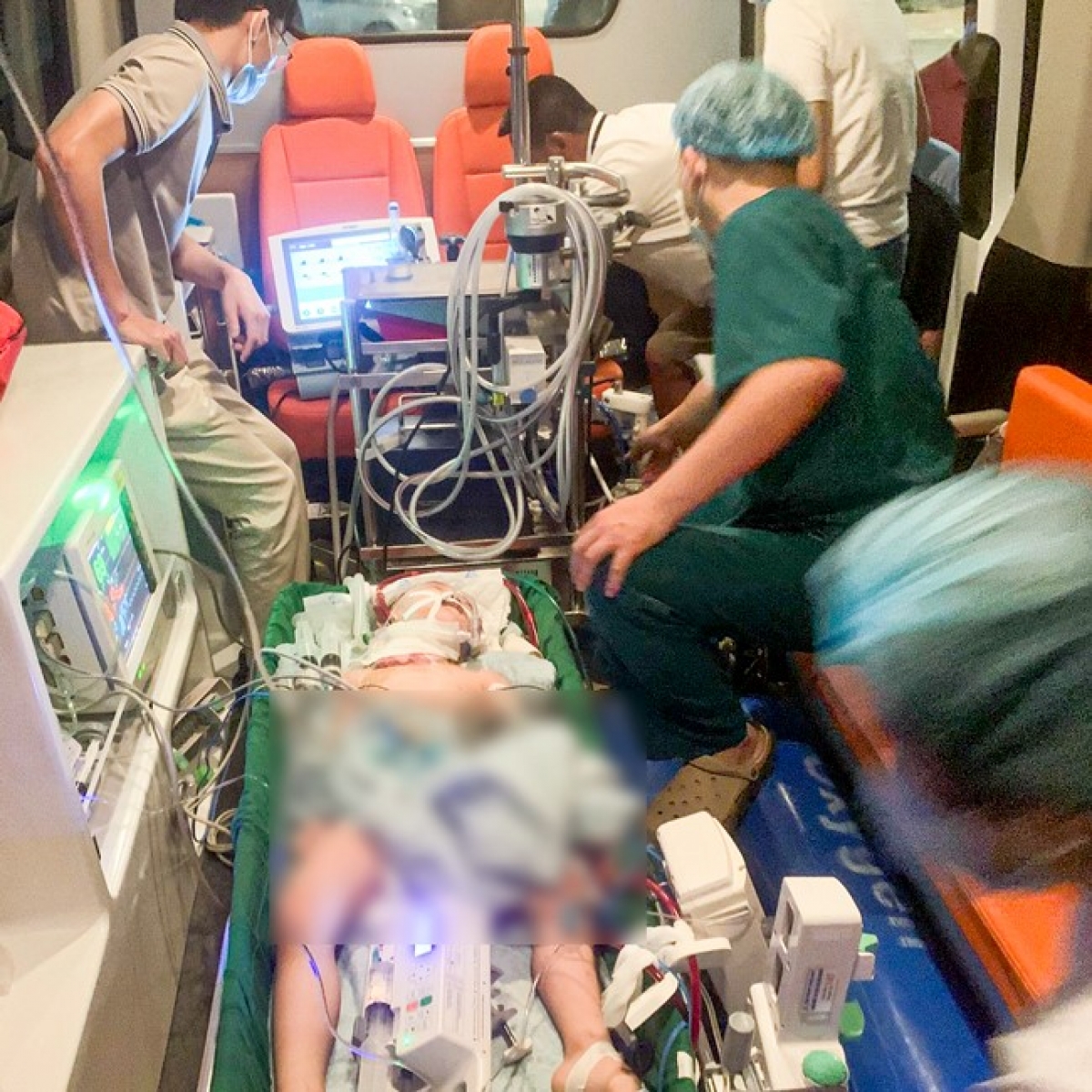Trong gần 6 tiếng di chuyển từ Sơn La về Hà Nội, các bác sĩ luôn phải đảm bảo hệ thống máy móc đi cùng bệnh nhi hoạt động ổn định liên tục, không để 1 sai sót dù nhỏ nhất có thể xảy ra (Ảnh: Bác sĩ cung cấp)