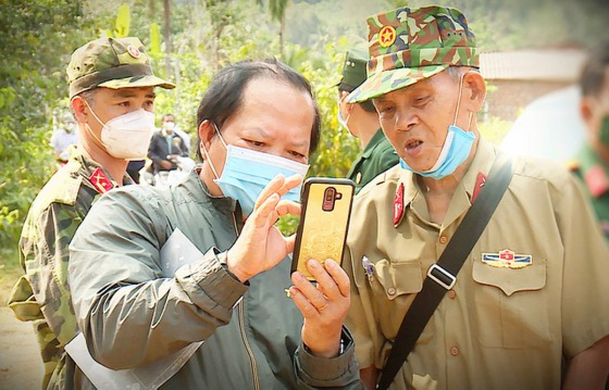 Cựu chiến binh Đặng Hà Thụy (bên phải) trong chuyến tìm kiếm hài cốt liệt sĩ tại đồi Xuân Sơn (huyện Hoài Ân, Bình Định)
