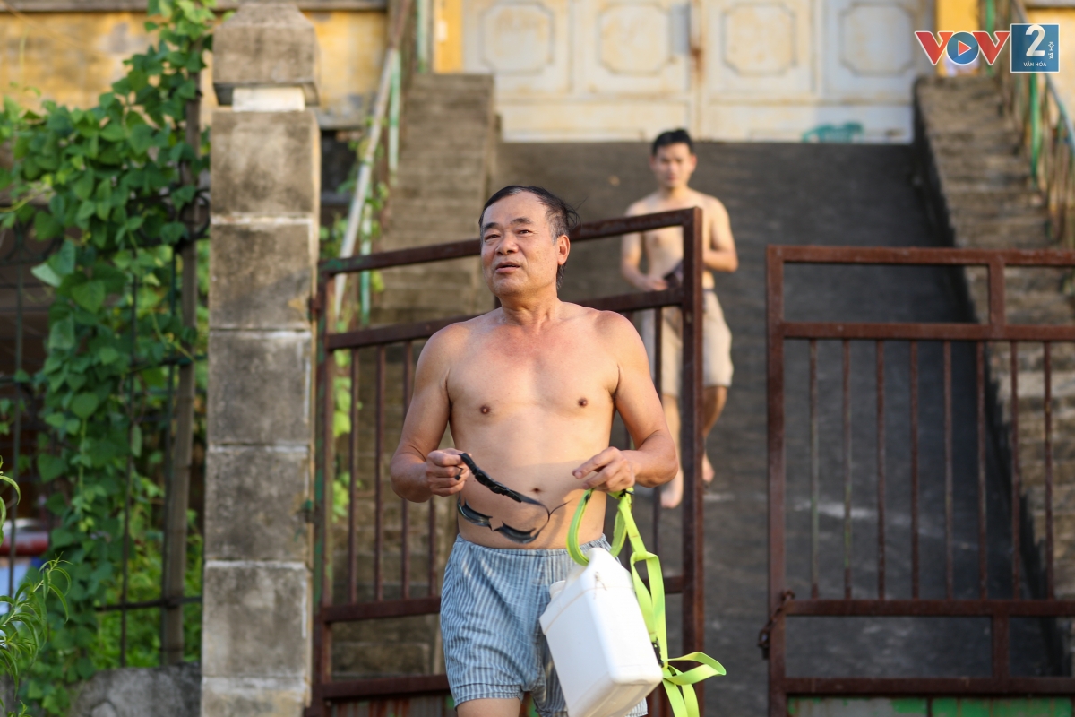 Ông Trung (Phú Thượng, Tây Hồ): “Tôi tới đây tắm đã thành thói quen, tắm sông để rèn luyện sức khỏe, bất kể mùa đông hay mùa hè”.