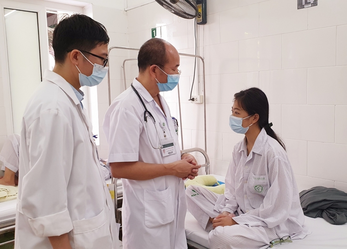Các bác sĩ thăm khám cho bệnh nhân đang điều trị tại Trung tâm Bệnh nhiệt đới, BV Bạch Mai.