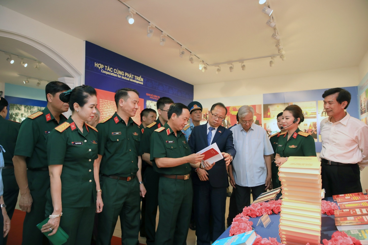 Các đại biểu tham quan triển lãm "Tình đoàn kết, hữu nghị Việt Nam - Campuchia"