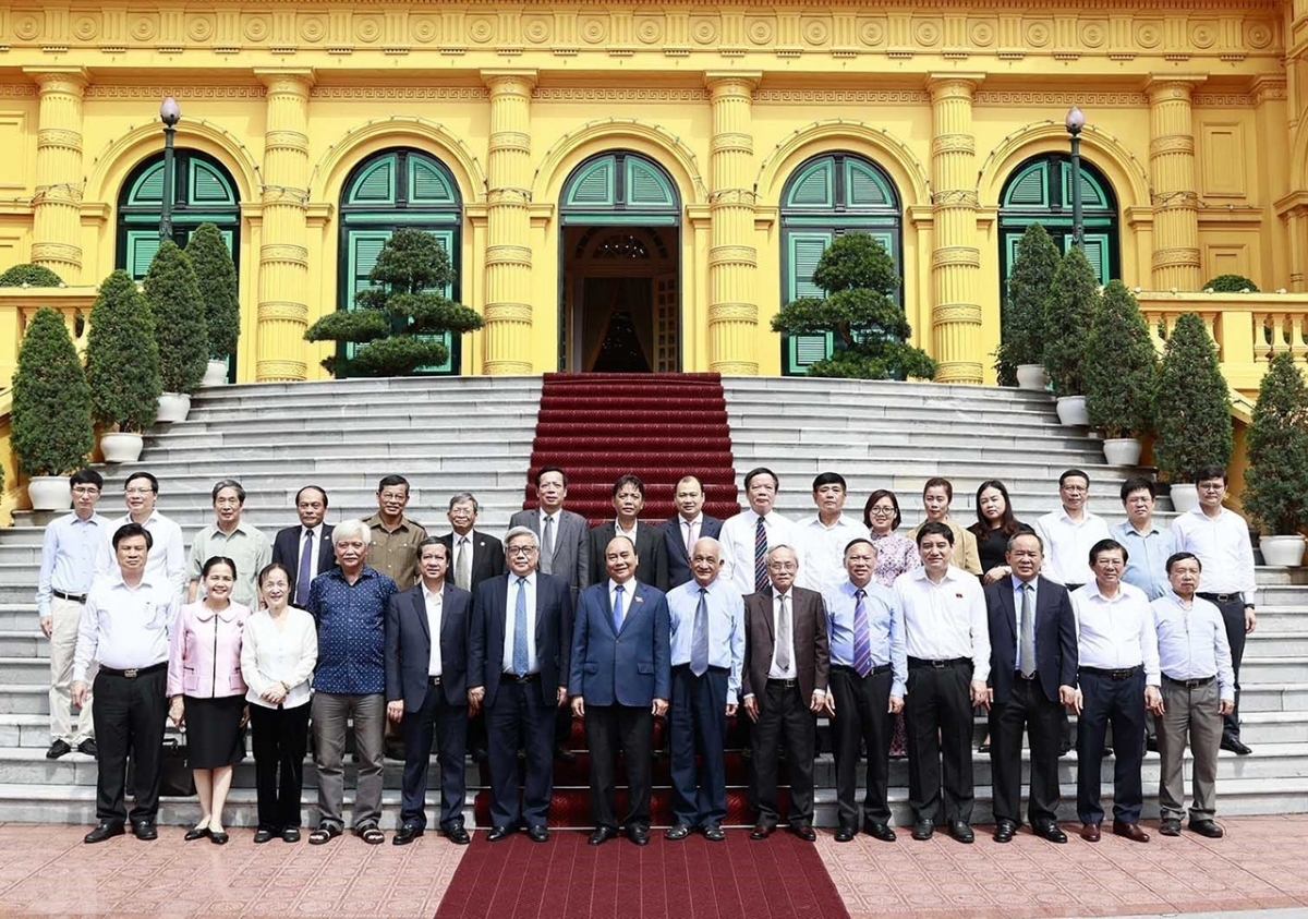 Chủ tịch nước Nguyễn Xuân Phúc cùng các đại biểu Hội Khoa học lịch sử Việt Nam. 