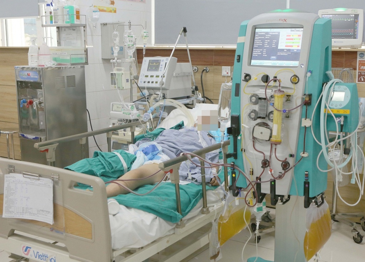 Trong số 04 bệnh nhân đang được điều trị tại BV Bạch Mai có 2 người đang phải thở máy.