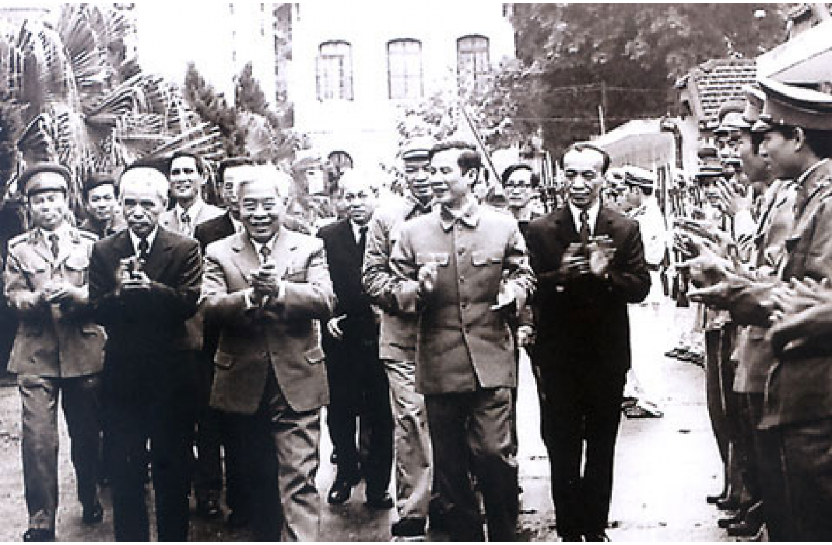 Đồng chí Phạm Hùng cùng lãnh đạo Bộ Công an đến thăm và chúc Tết cán bộ, chiến sĩ Công an Hà Nội (Xuân Quí Hợi - 1983)