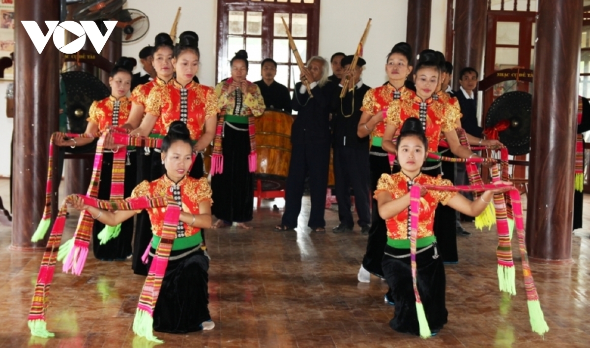 Điệu Xòe được các thế hệ đồng bào Thái ở Tây Bắc lưu truyền qua nhiều thế hệ.