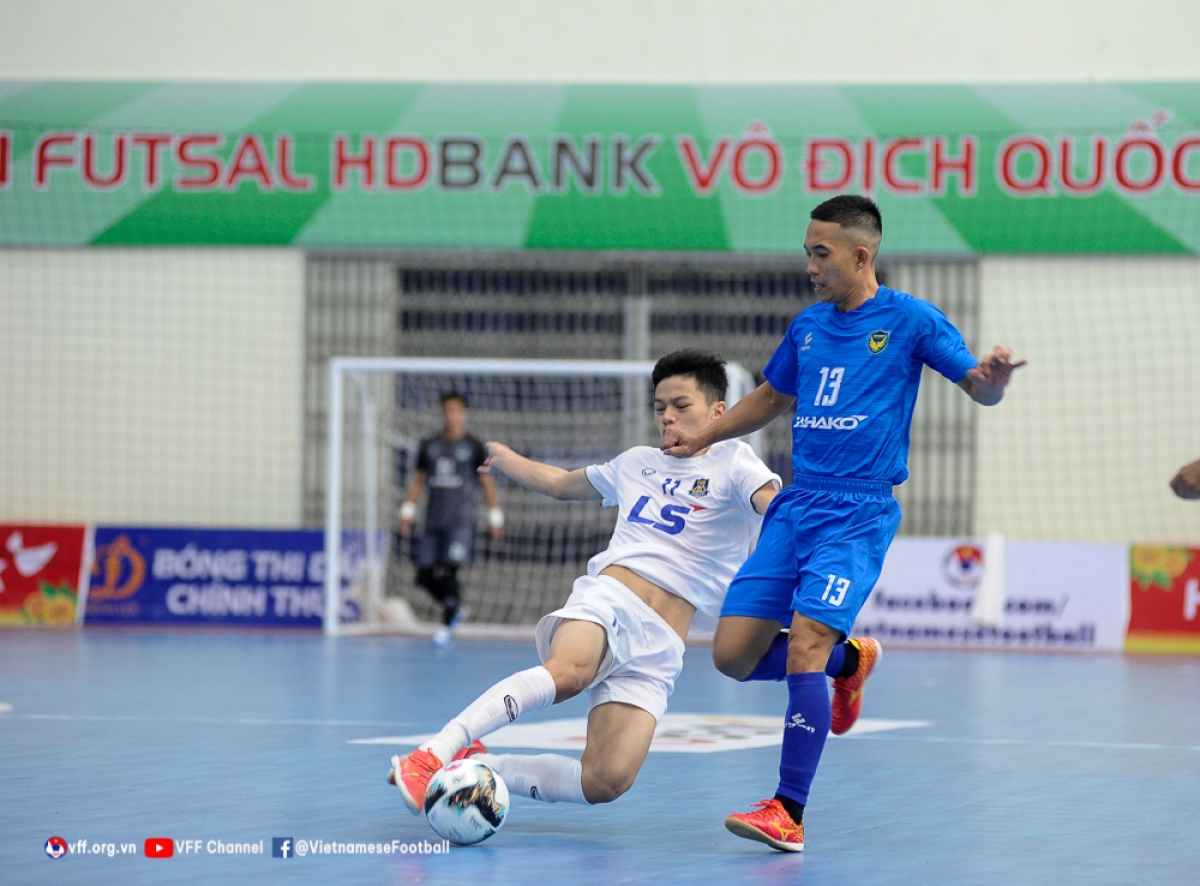 Sahako FC (xanh) và Thái Sơn Bắc bất phân thắng bại.