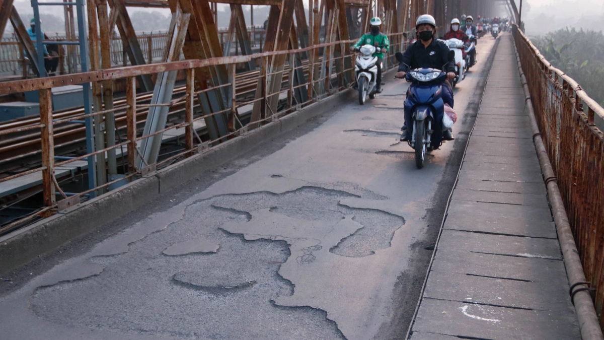 Thời gian gần đây, cầu Long Biên xuống cấp nghiêm trọng, theo phản ánh của người dân, trên làn đường dành cho xe máy, xe đạp và xe thô sơ qua cầu Long Biên đã xuất hiện nhiều vết nứt vỡ, bong tróc trầm trọng.