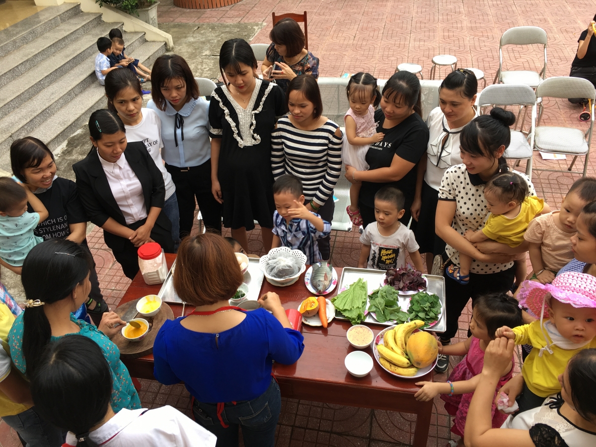 Hướng dẫn các bà mẹ thực hành chế biến bữa ăn dinh dưỡng tại tỉnh Phú Thọ