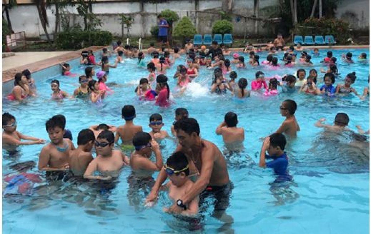 Bể bơi là nguồn lây nhiễm bệnh trong mùa hè