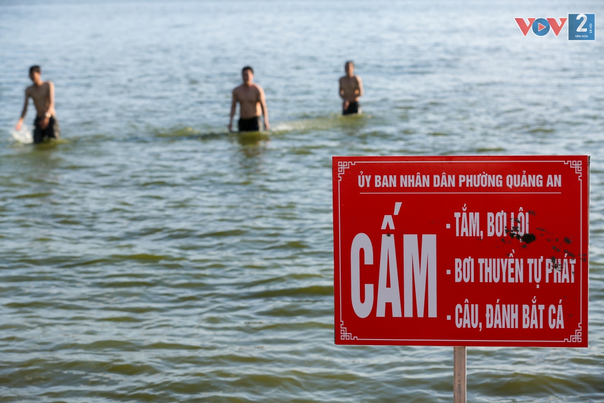 Hồ Tây rộng và có bề mặt đáy phức tạp, không có nhân viên cứu hộ nên tiềm ẩn nguy cơ đuối nước. UBND phường Quảng An cũng đặt biển cảnh báo và cấm bơi tại khu vực này.
