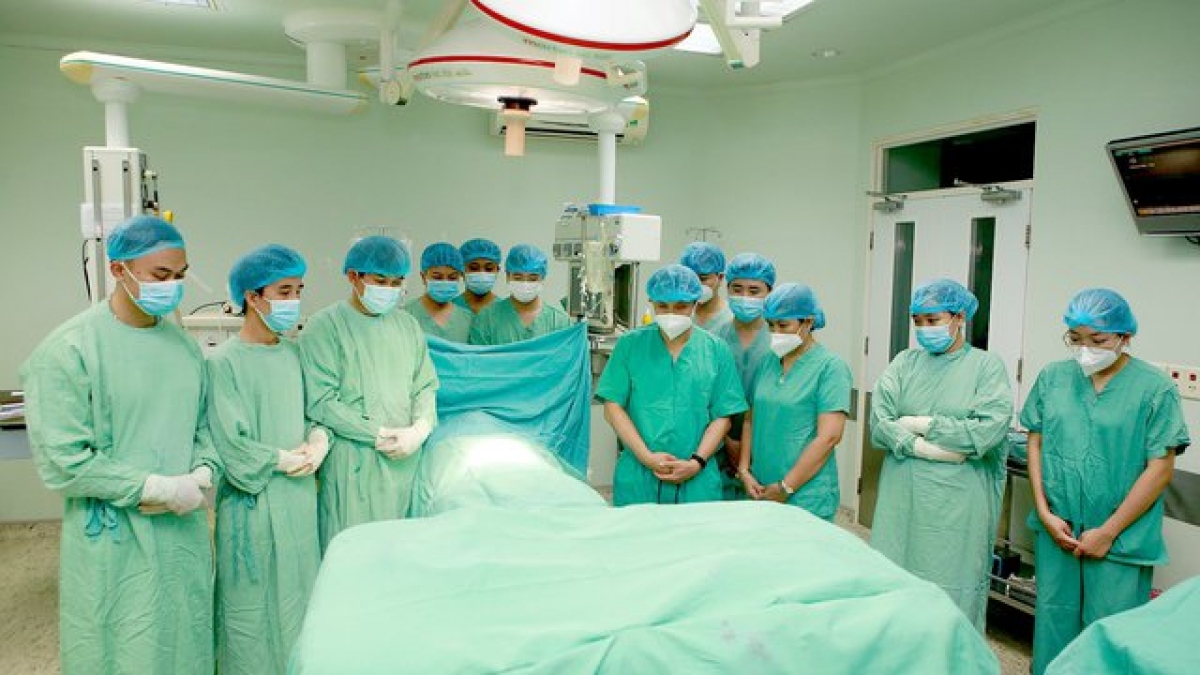 Y, bác sĩ Bệnh viện TW Huế xúc động chào tiễn biệt người hiến tạng, trước khi phẫu thuật lấy tạng để ghép cho bệnh nhân