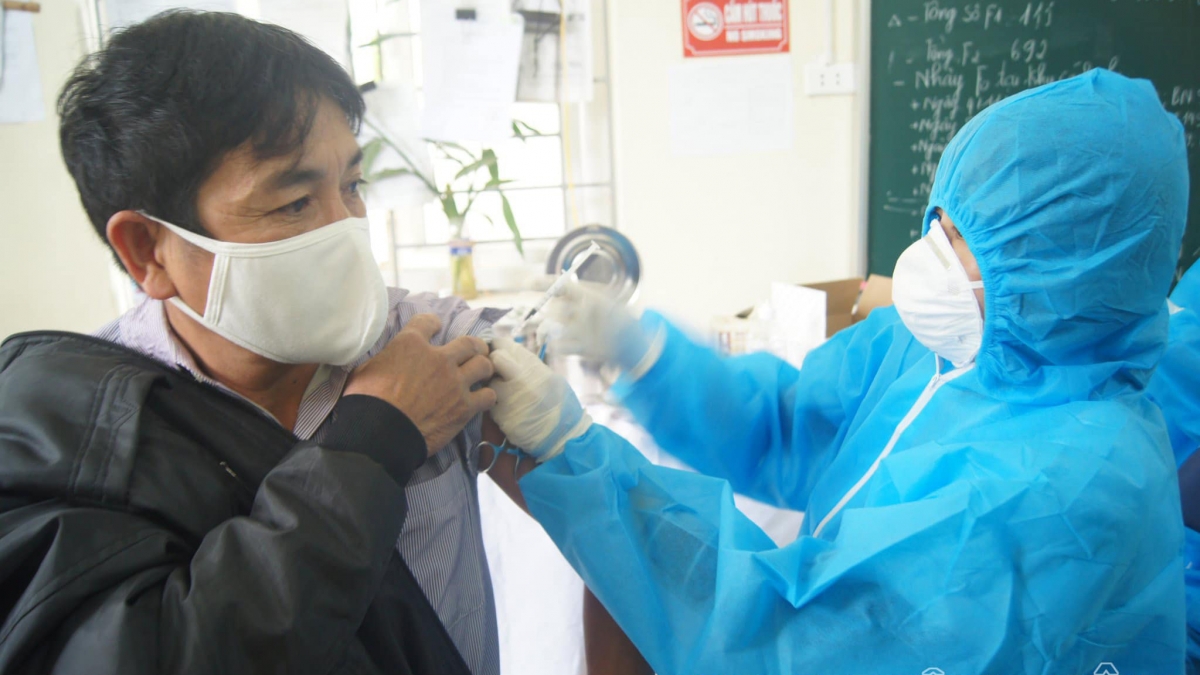 Tiêm vaccine phòng COVID-19 cho người dân tại Điện Biên
