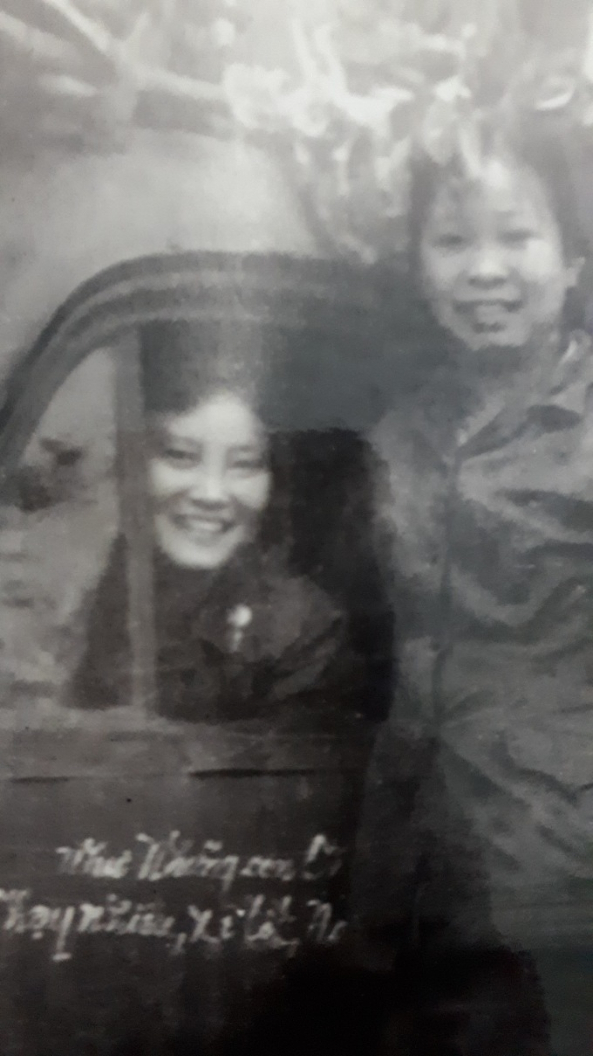 Bà Ánh (người ngồi trong cabin) cùng đồng đội bên cạnh chiếc ôtô vận chuyển hàng chi viện cho miền Nam, đầu những năm 1970