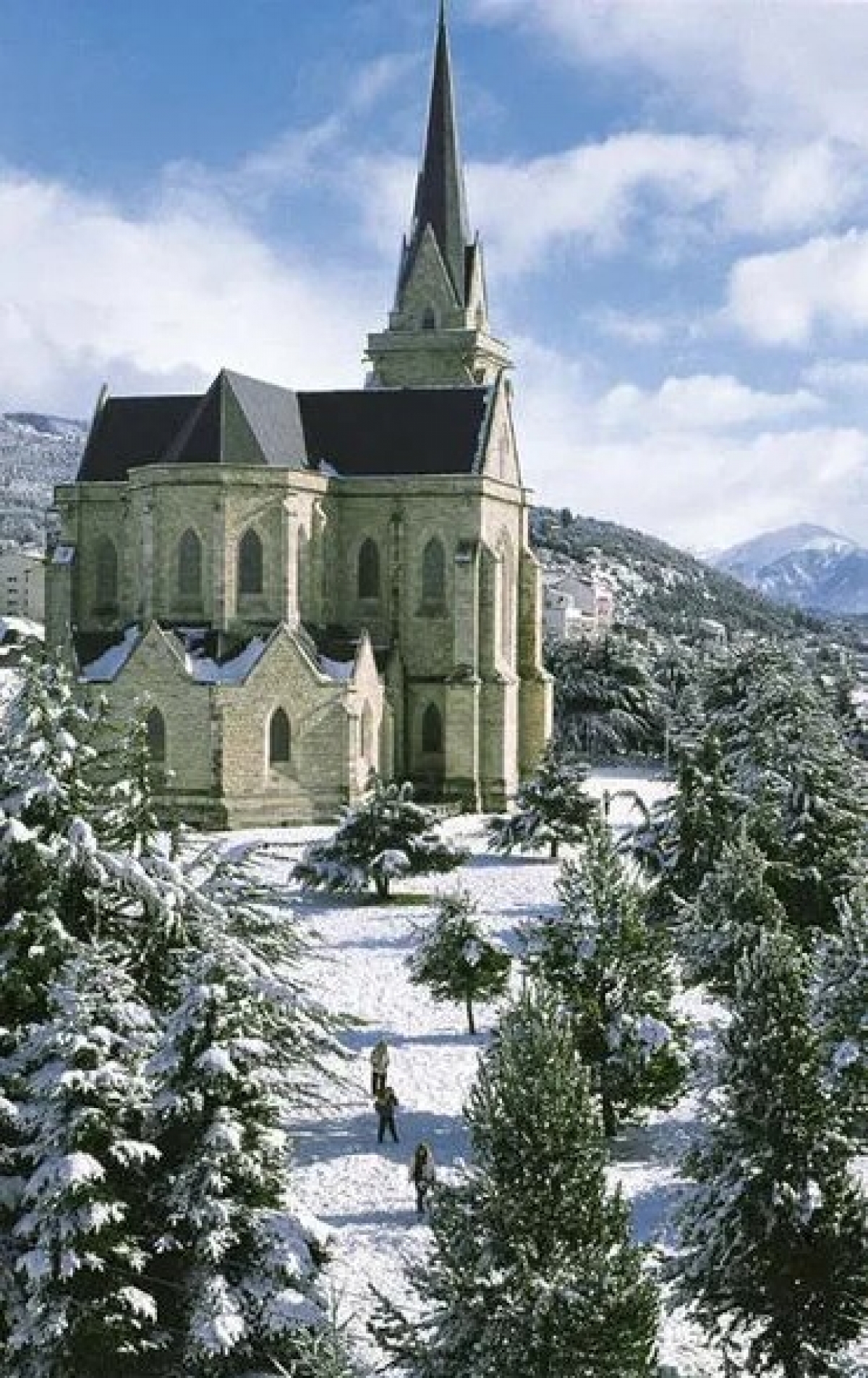 Nhà Thờ San Carlos de Bariloche với kiến trúc tân Gothic được xây xong năm 1947
