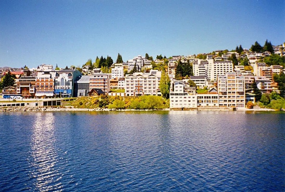Thành phố Bariloche nhìn từ hồ