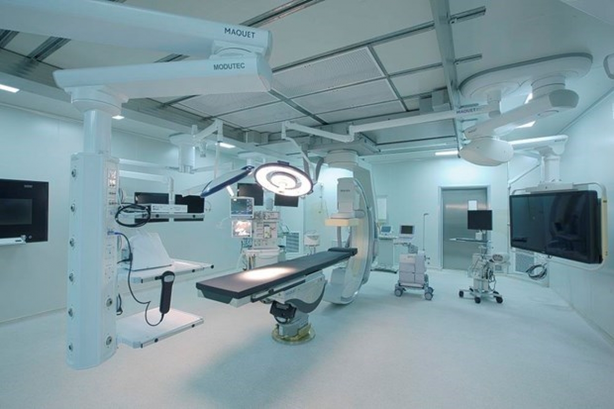 Bệnh viện tư nhân trang bị phòng mổ Hybrid cùng nhiều thiết bị hiện đại, đáp ứng các yêu cầu cao trong phẫu thuật.