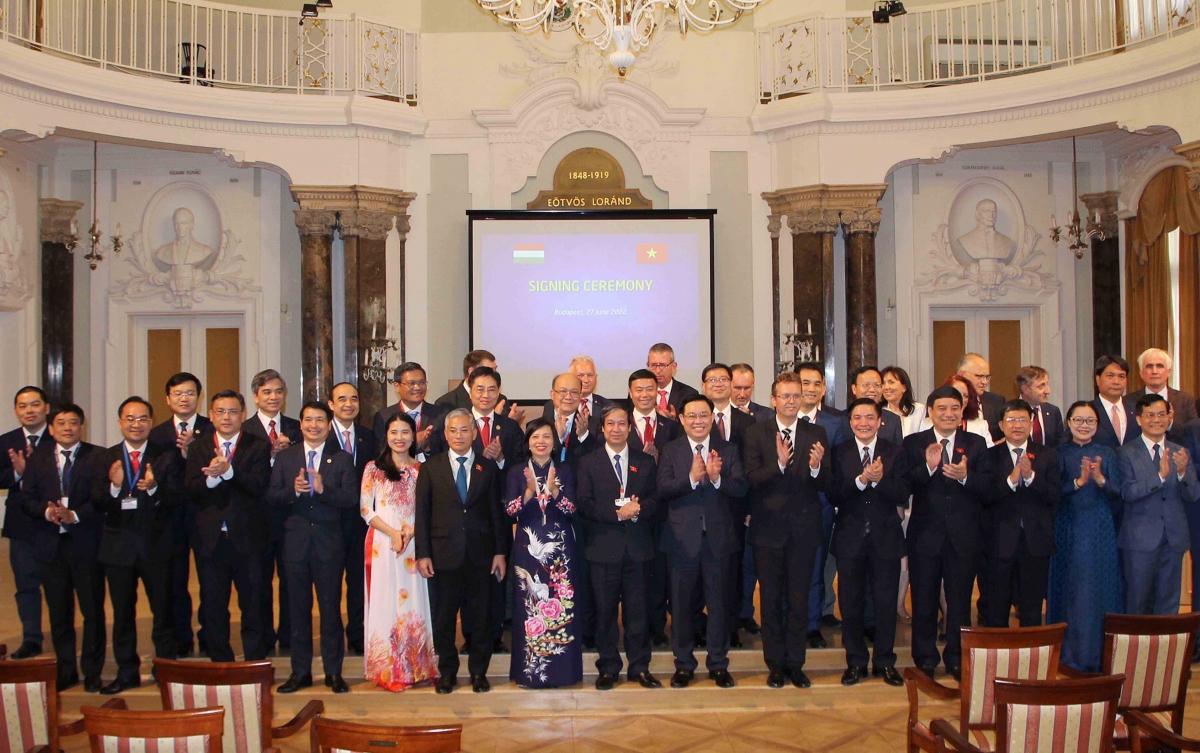 Chủ tịch Quốc hội Vương Đình Huệ cùng các đại biểu tham dự Diễn đàn hợp tác giáo dục
Việt Nam - Hungary