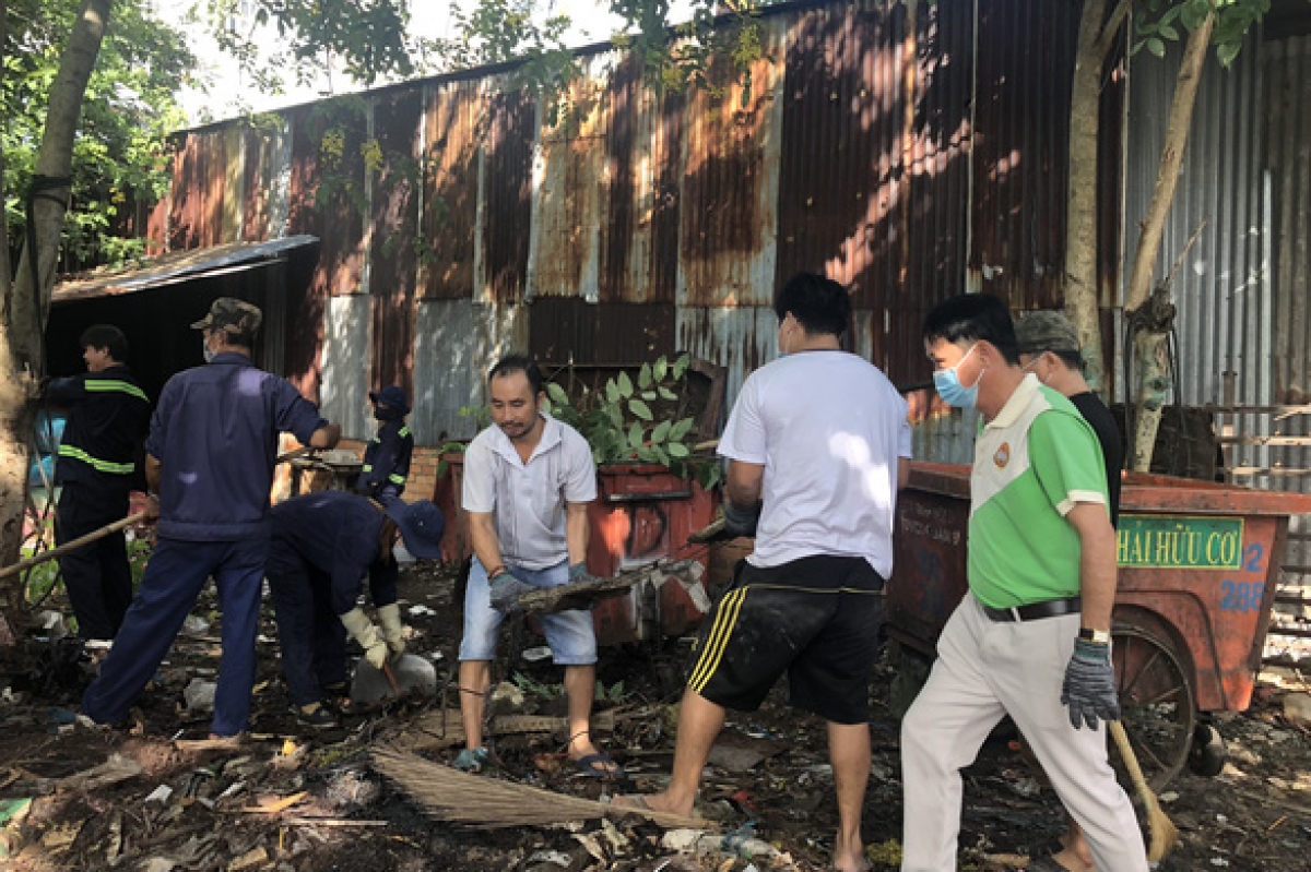 Phát quang bụi rậm, vệ sinh quanh khu nhà ở, diệt loăng quăng, bọ gậy là những biện pháp phòng sốt xuất huyết