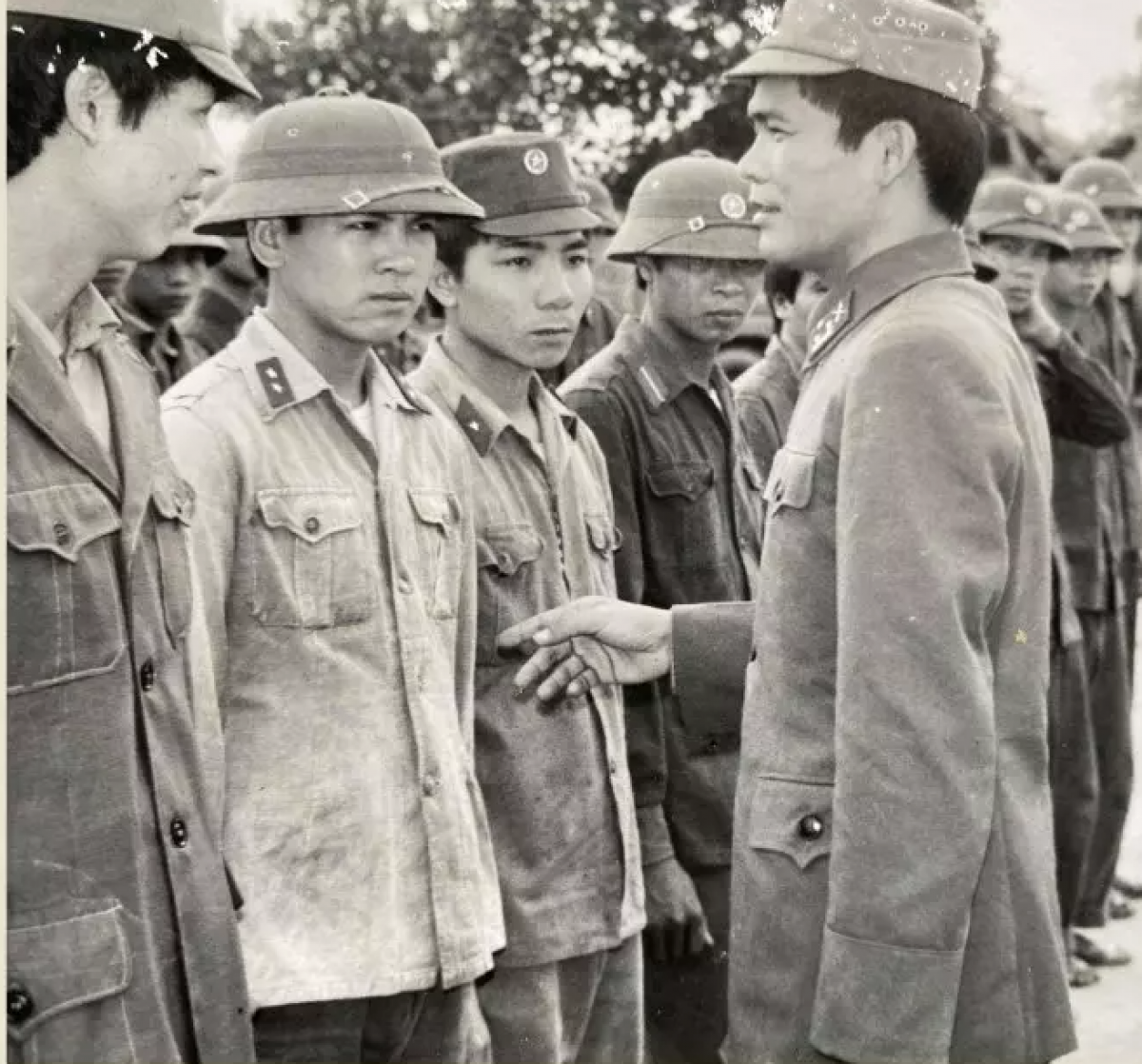 Thượng tá - Sư đoàn phó - Tham mưu trưởng Nguyễn Hữu Khảm kiểm tra chiến sĩ Sư đoàn 316.
