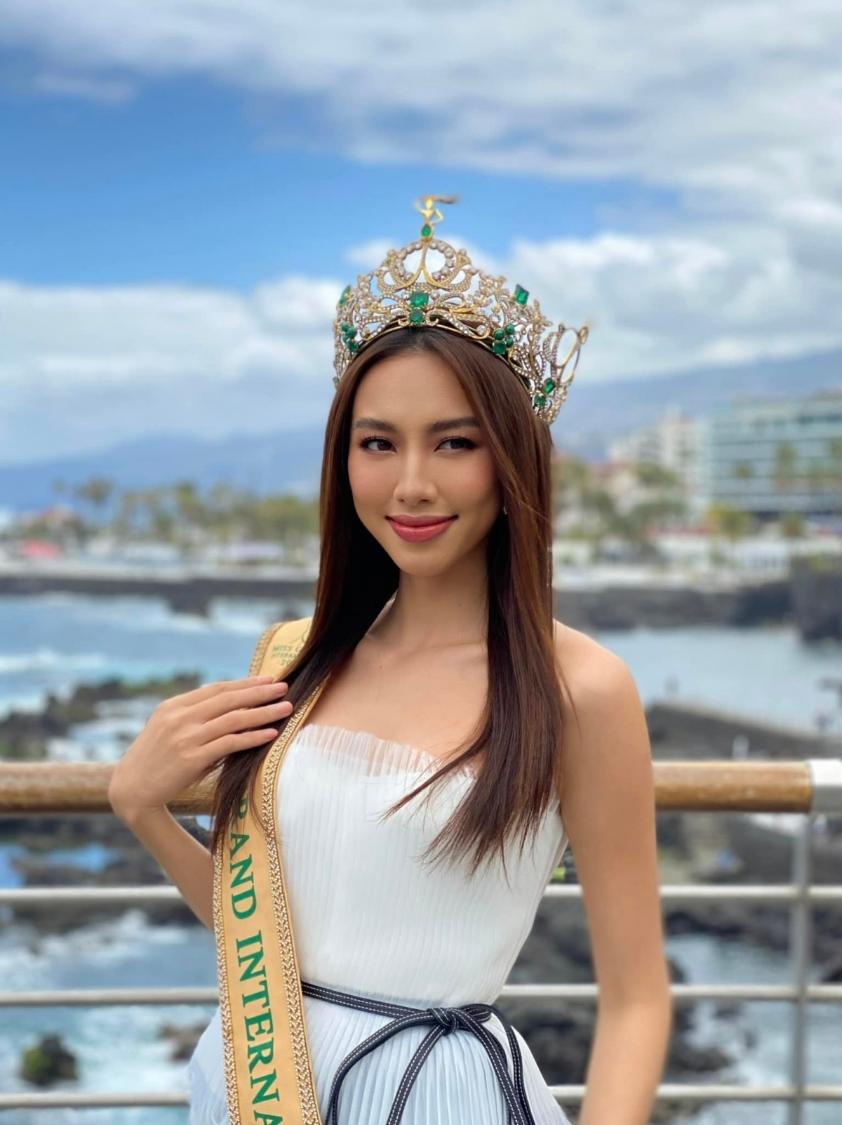 Hoa hậu Nguyễn Thúc Thùy Tiên, được Sen Vàng gửi dự thi và đăng quang cuộc thi Miss Grand International năm ngoái ở Thái Lan
