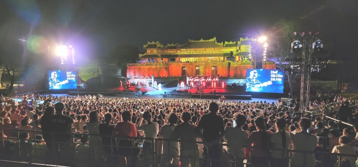 Khán giả được thưởng thức các ca khúc nhạc Trịnh do các ca sĩ 3 miền thể hiện
 