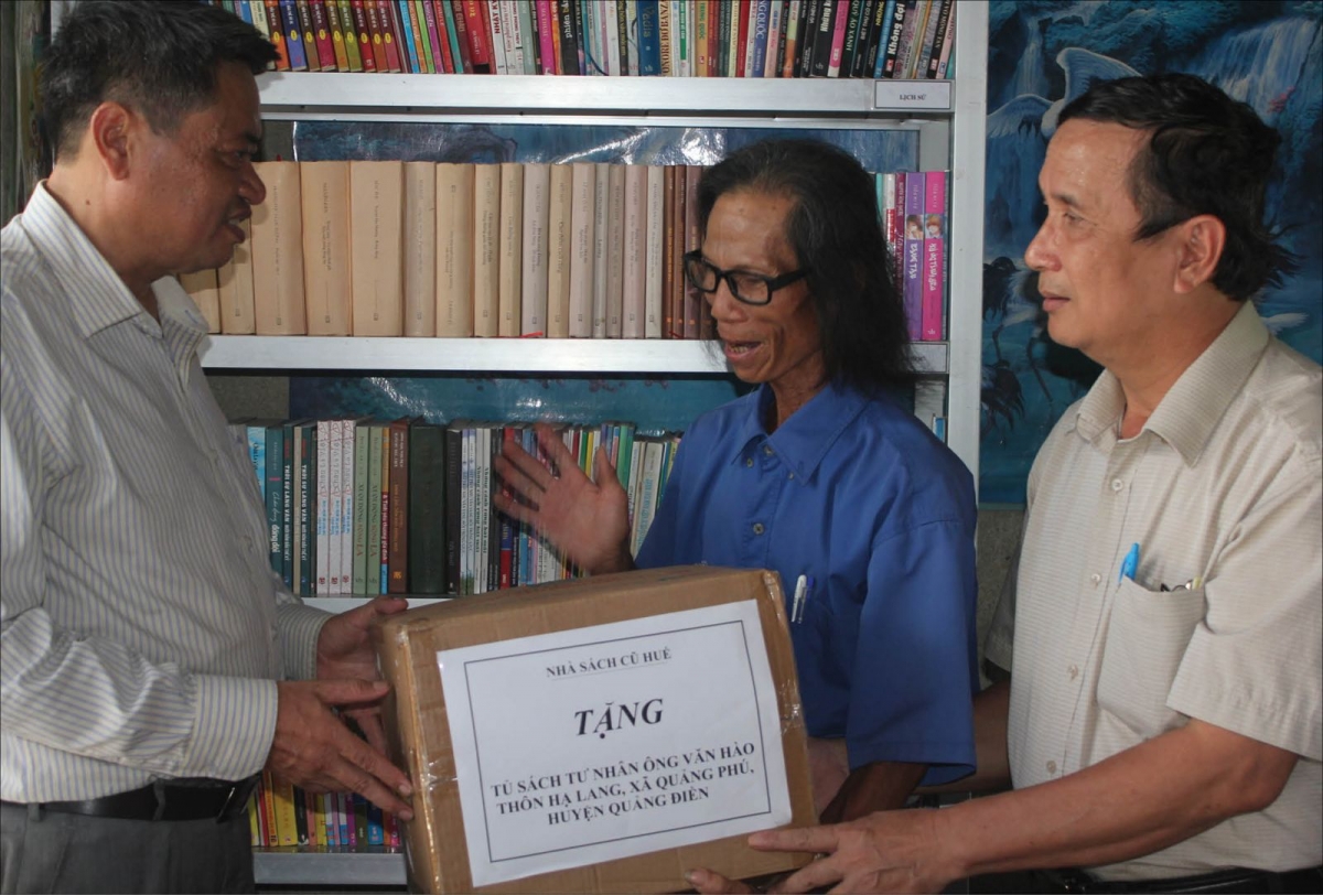 Đại diện Thư viện tổng hợp tỉnh tặng sách cho ông Trương Hào
