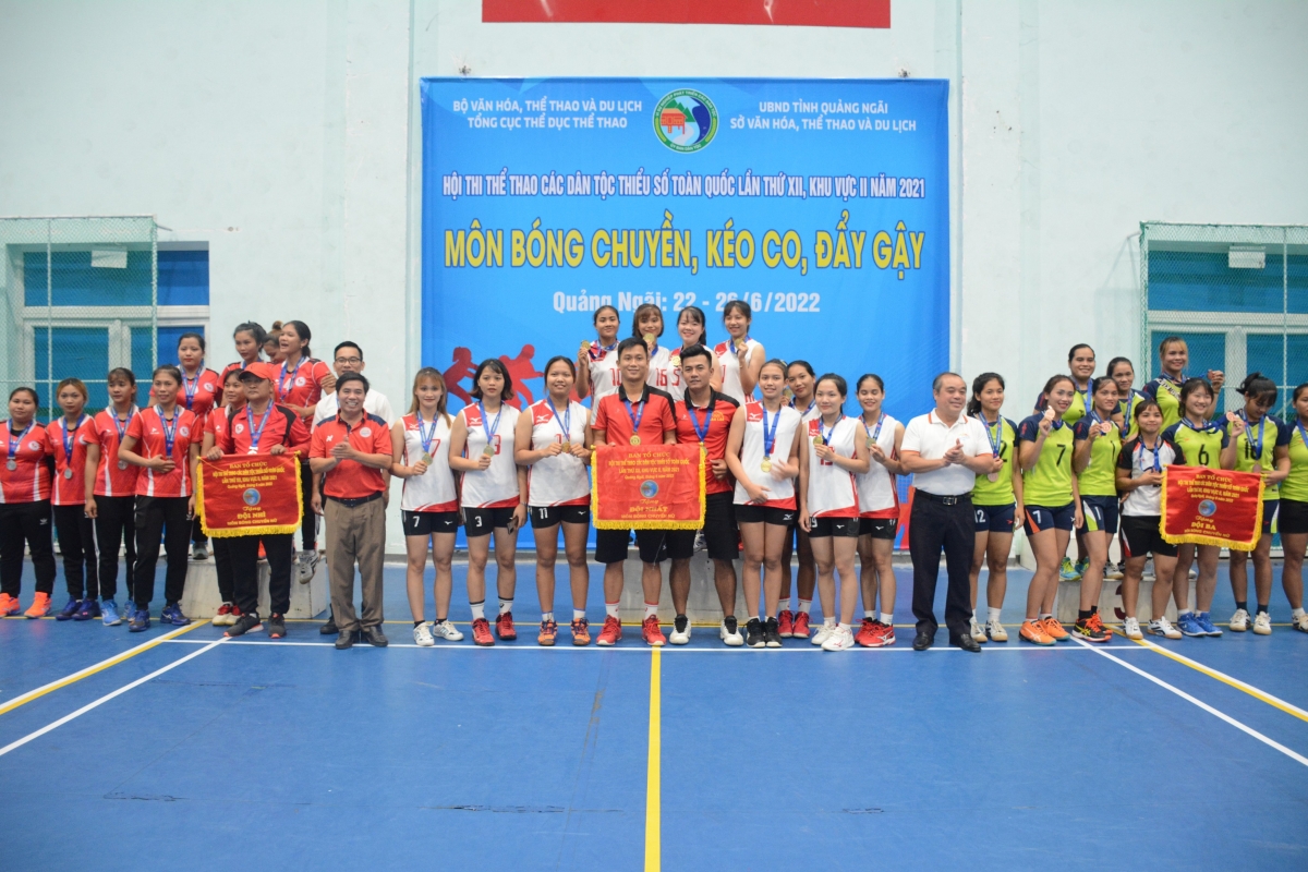 BTC trao huy chương môn bóng chuyền tại hội thi