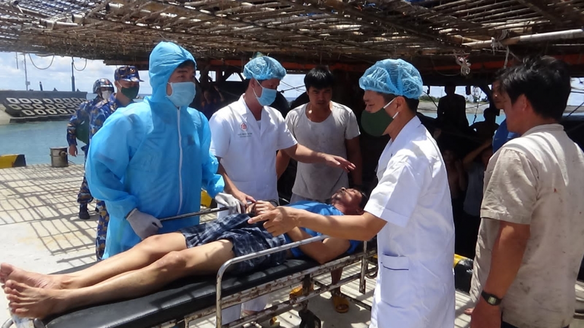 Bệnh nhân được đưa đi cấp cứu kịp thời trên đảo Song Tử Tây