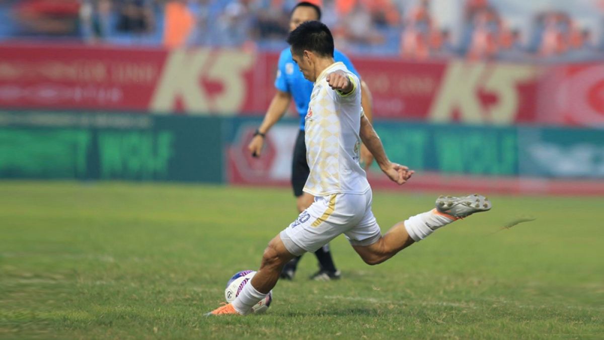 Văn Quyết ghi bàn rút ngắn tỷ số xuống cho Hà Nội FC