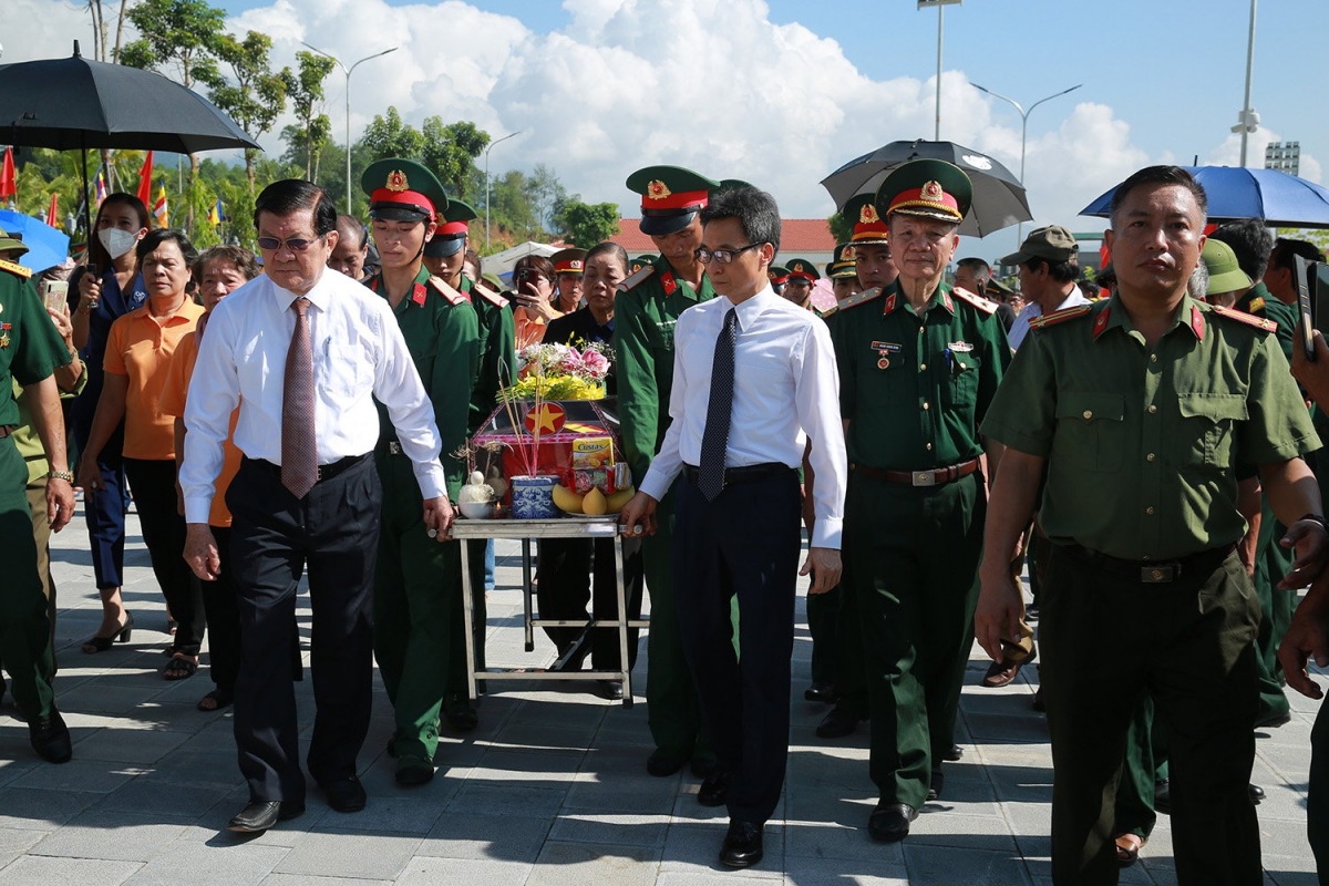 Nguyên Chủ tịch nước Trương Tấn Sang, Phó Thủ tướng Vũ Đức Đam đưa hài cốt liệt sĩ mới được quy tập đến đài tưởng niệm để làm lễ truy điệu, an táng