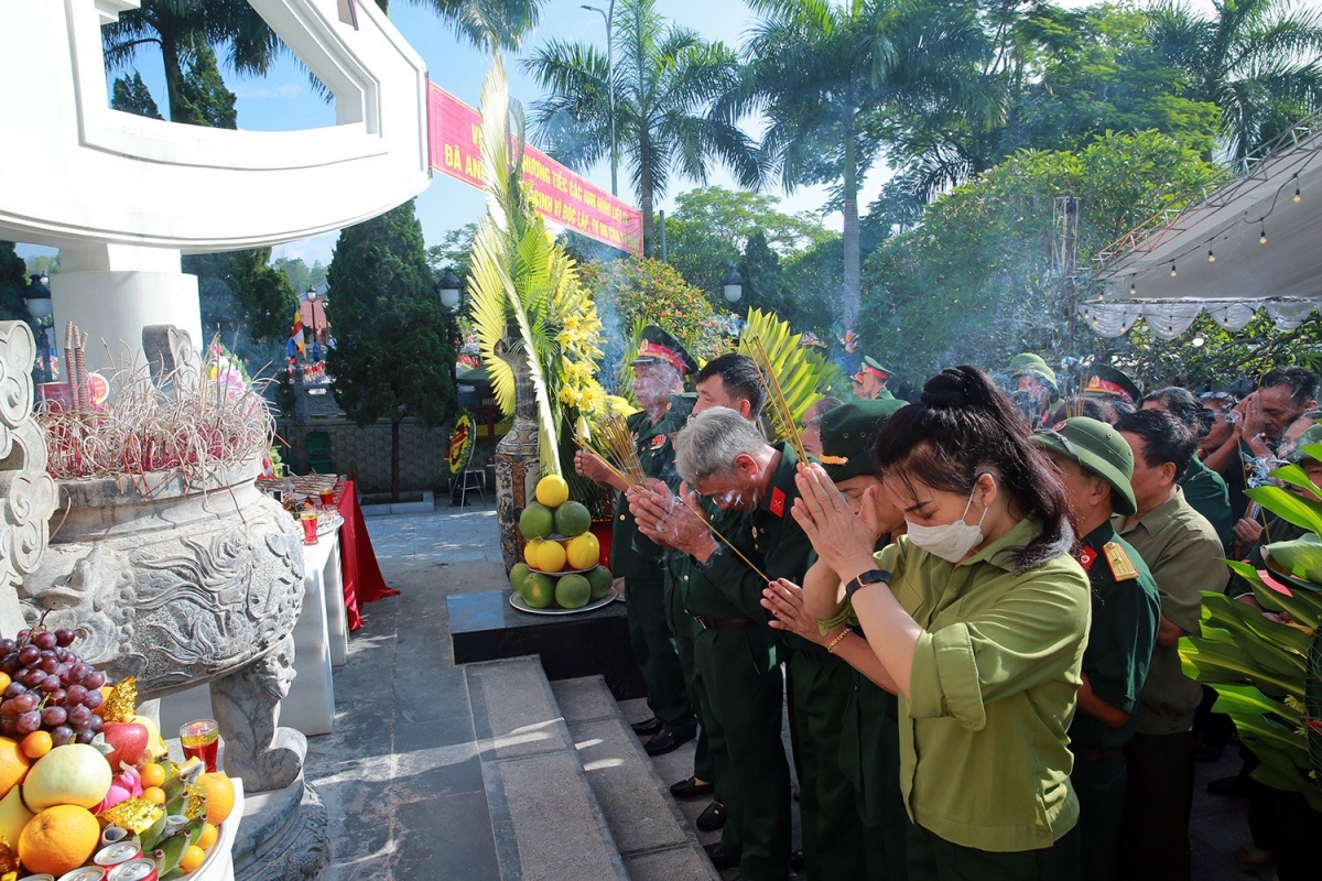 Đông đảo cựu chiến binh xúc động rưng rưng dâng hương tưởng niệm các đồng đội đã nằm lại Vị Xuyên