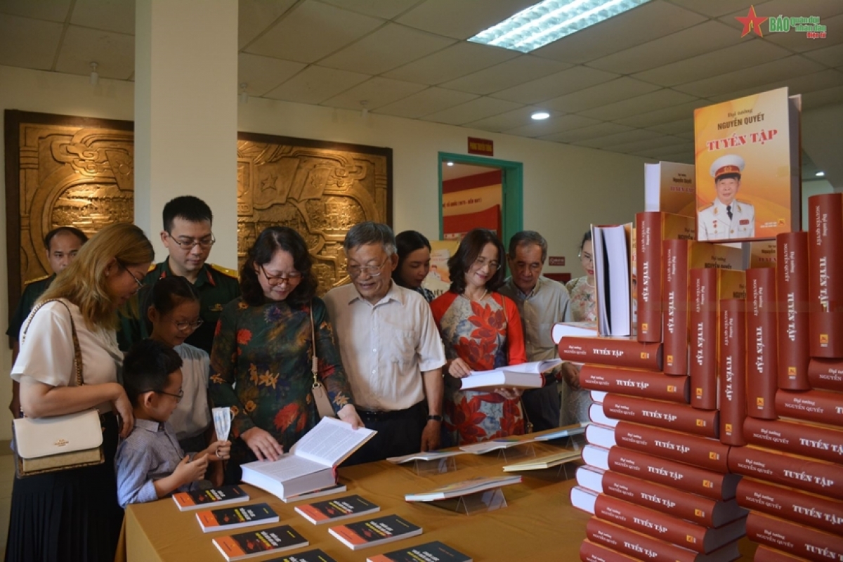 Gia đình Đại tướng Nguyễn Quyết tham quan trưng bày sách