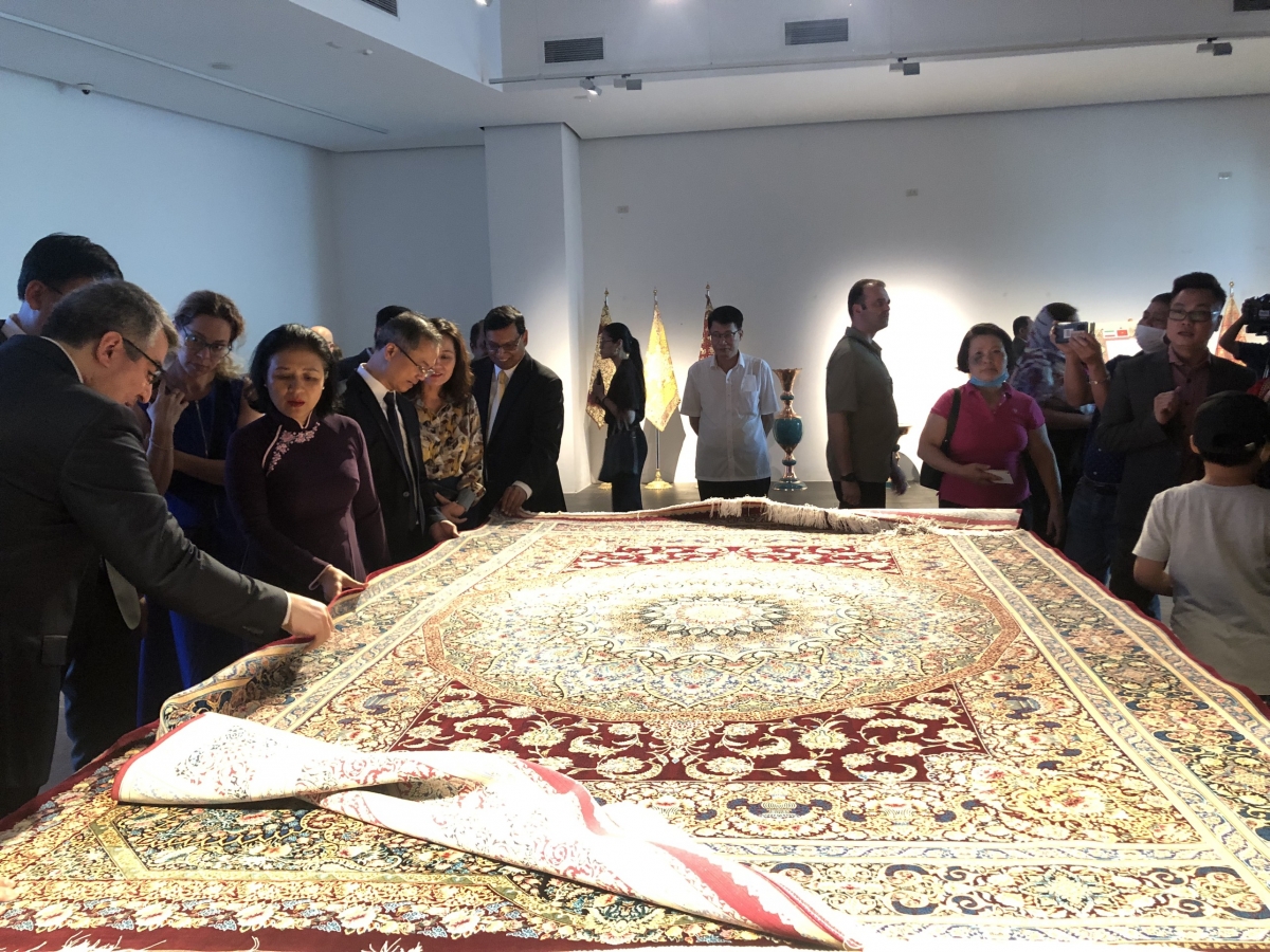 Thảm Ba Tư được giới thiệu tại triển lãm
 