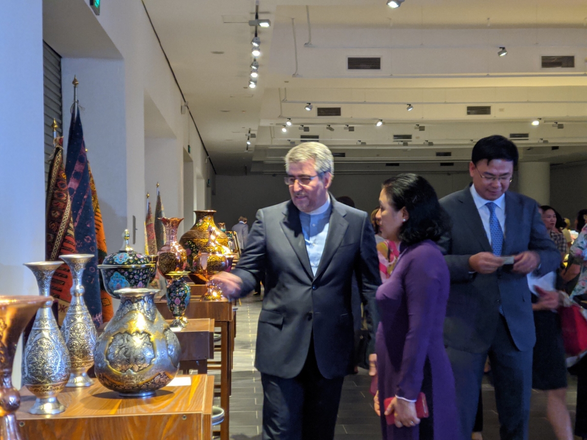 Đại sứ Iran đích thân giới thiệu sản phẩm thủ công mỹ nghệ tại triển lãm
 