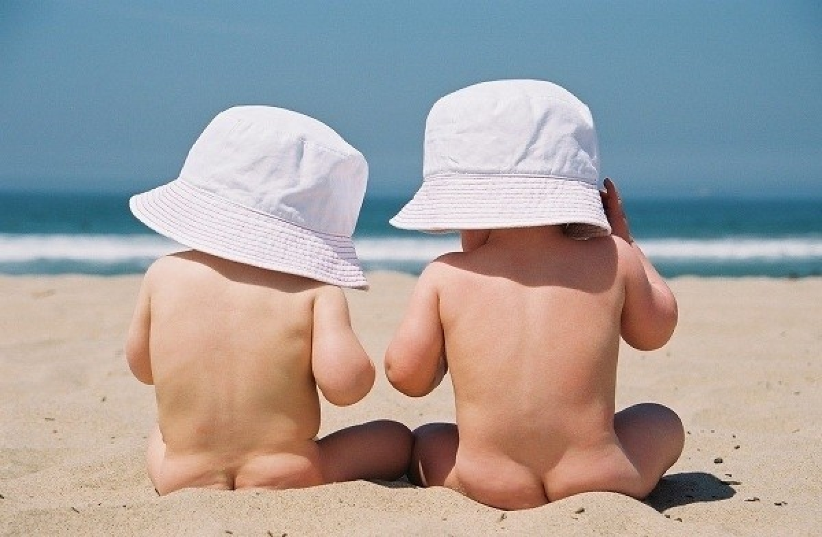 Tắm nắng không đúng cách có thể gây hại cho trẻ